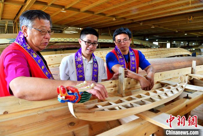 百家樂：福建連江贈馬祖龍舟“定龍骨”