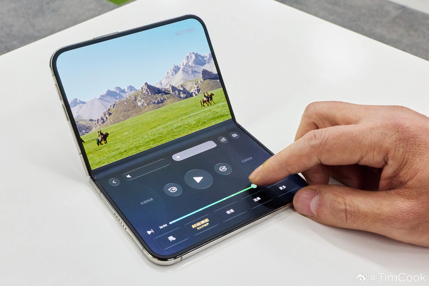 體育投注:蘋果庫尅展示愛奇藝適配 iPhone Duo 折曡屏手機傚果,盛贊 App 優化做得十分出色